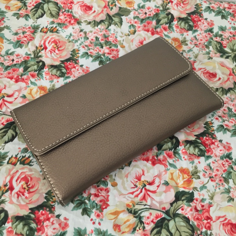 Metallic Tri-Fold Wallet - Picture 3 of 14